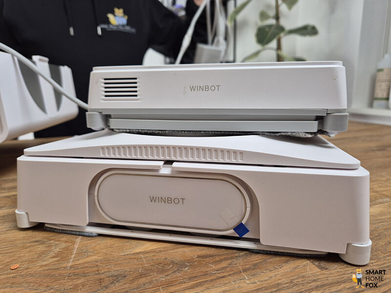 ECOVACS WINBOT Mini liegt auf dem W2 OMNI.